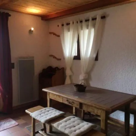 Chalet D'une Avec Jardin Amenage A A 1 Km Des Pistes בקתה *